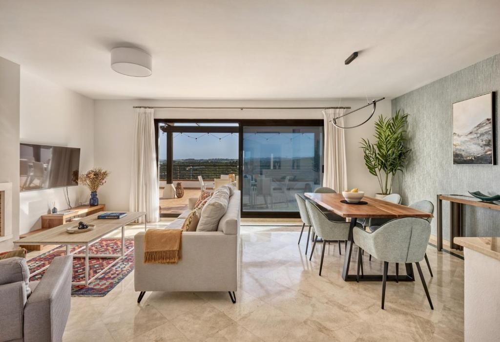 Penthouse with Large Terrace, Sea & Mountain Views - 5