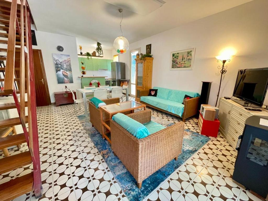 Terraced house with garden and pool - 3