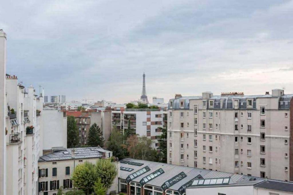 Celine 6 Modern Studio with Eiffel Tower View, Central Paris - 4