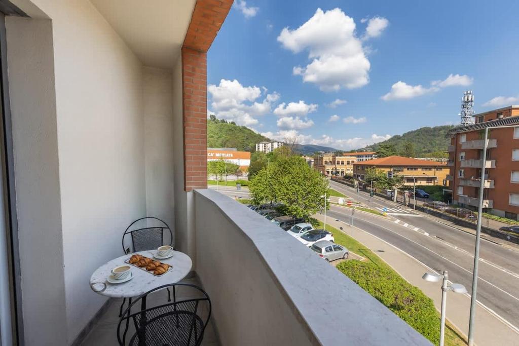 Slate & Sun - Sunlit Apt & Hill Views near Como - 2