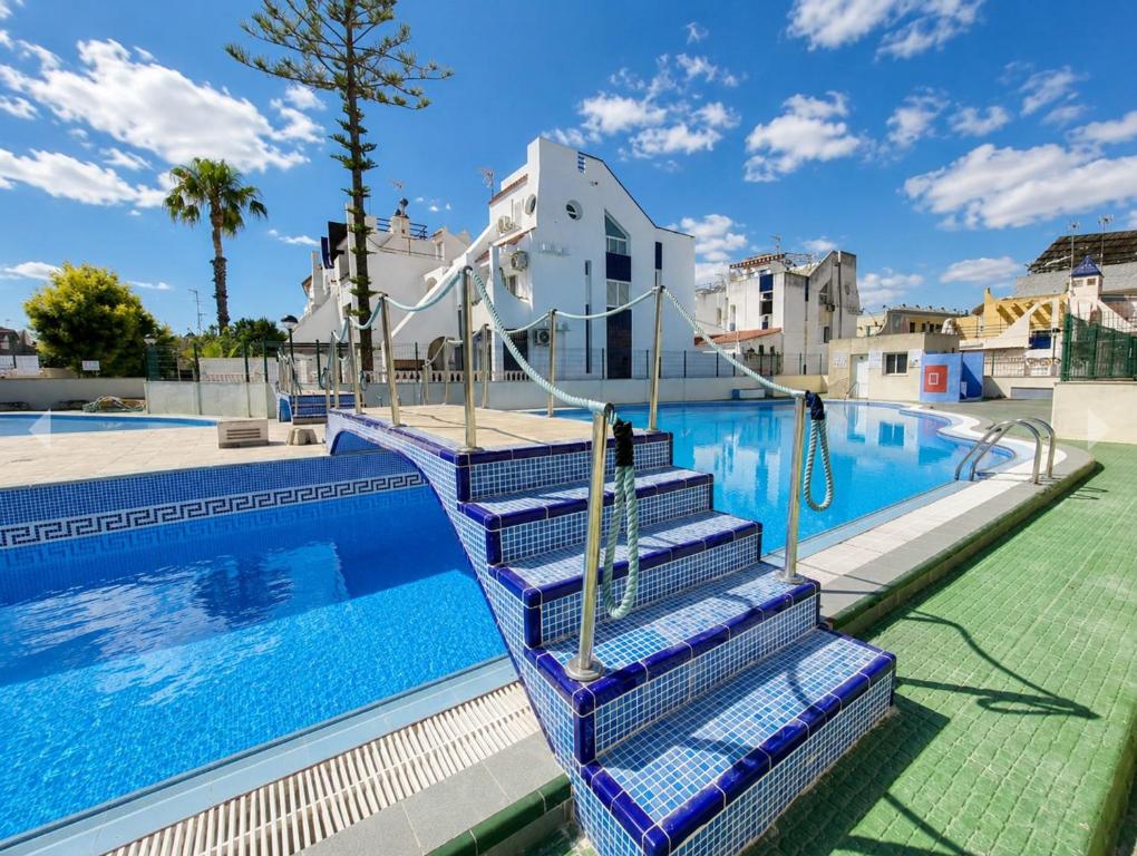 Charming Upper Bungalow with Terrace and Communal Pool in Torrevieja - 3