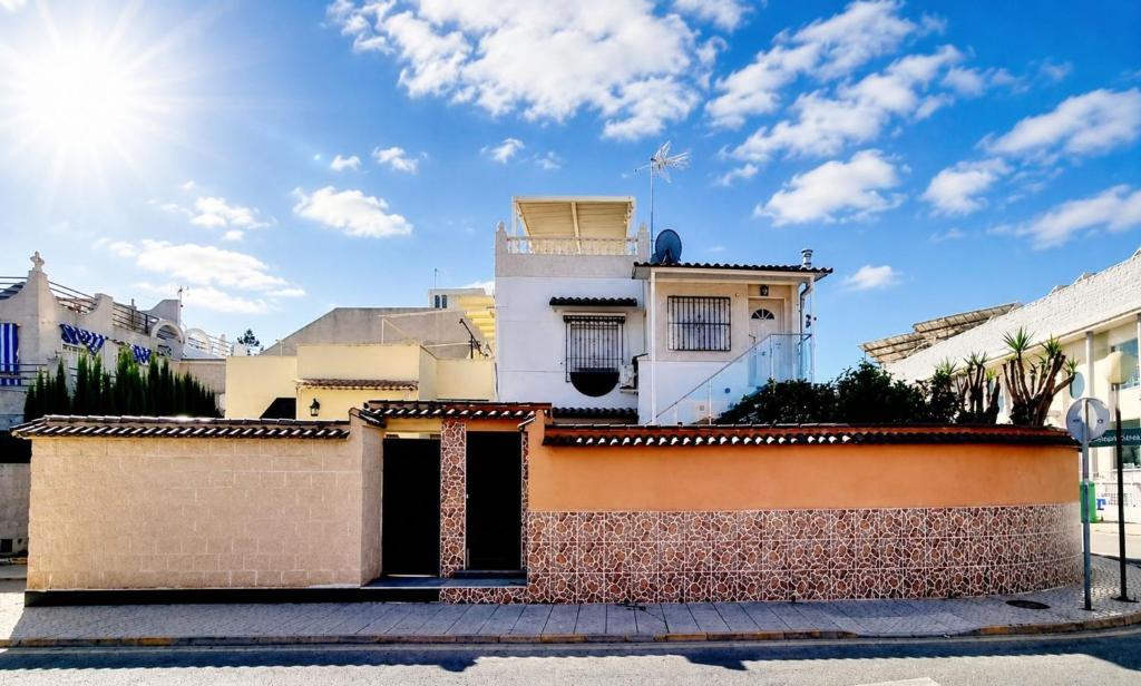 Charming Upper Bungalow with Terrace and Communal Pool in Torrevieja - 2