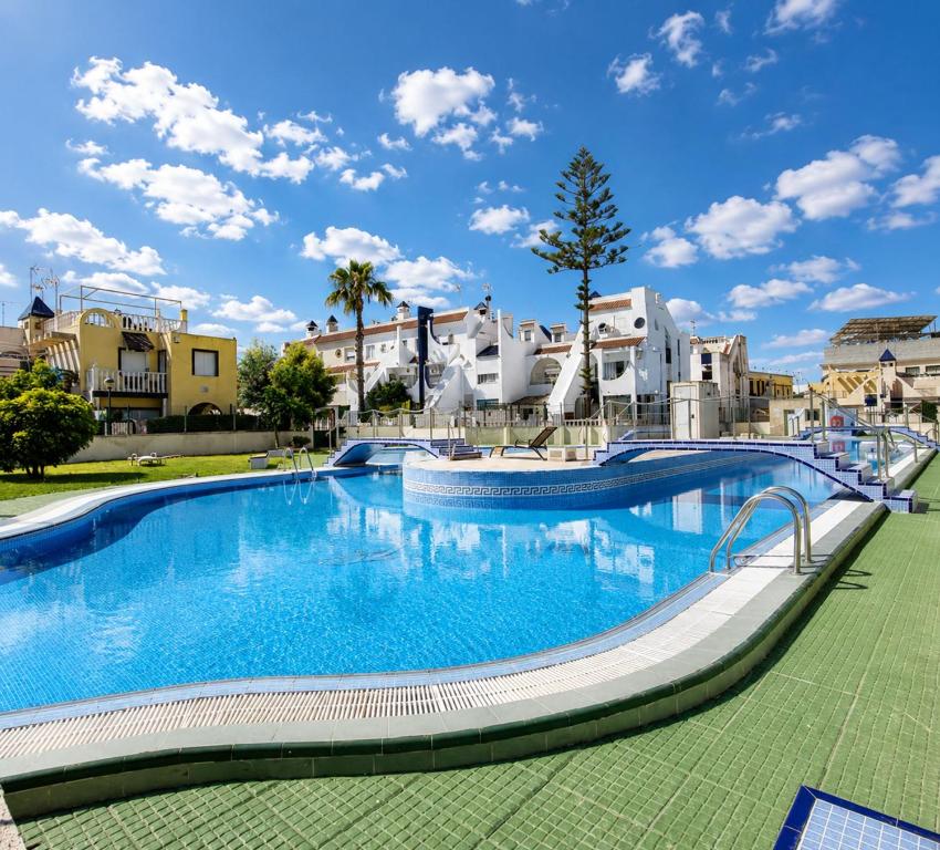 Charming Upper Bungalow with Terrace and Communal Pool in Torrevieja - 1