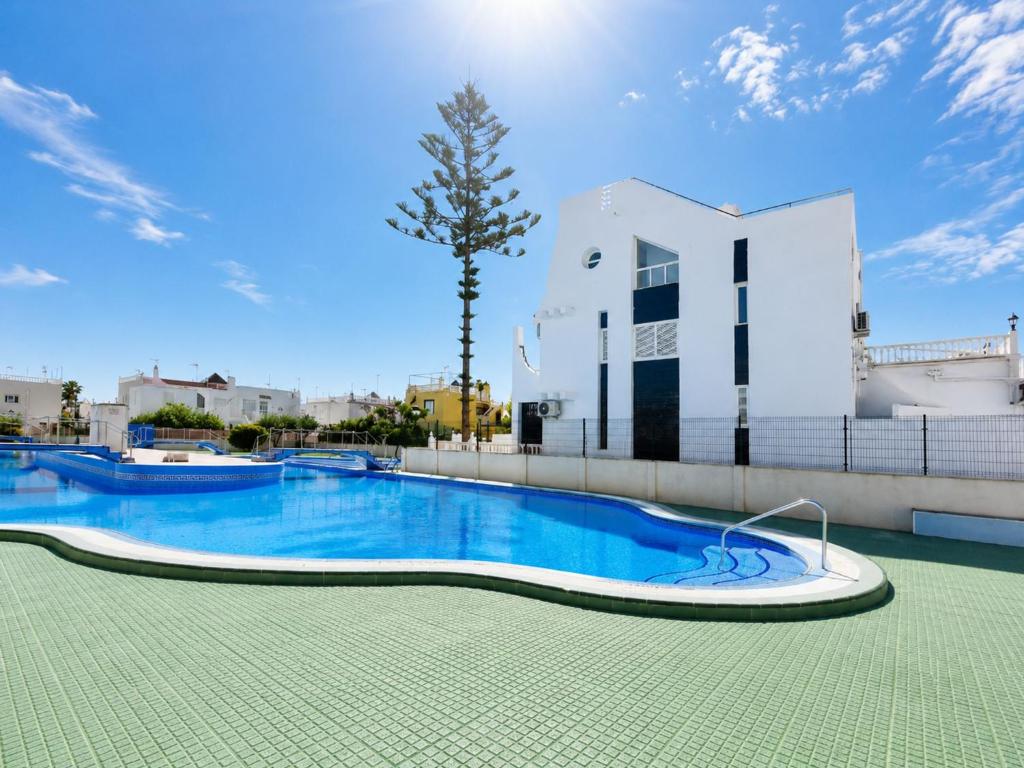 Charming Upper Bungalow with Terrace and Communal Pool in Torrevieja - 4