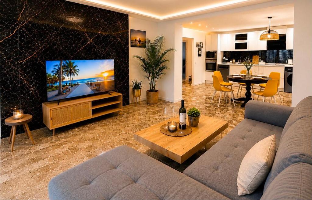 Del Mar Modern Spacious 3-Bedroom Apartment Near the Beach - 1