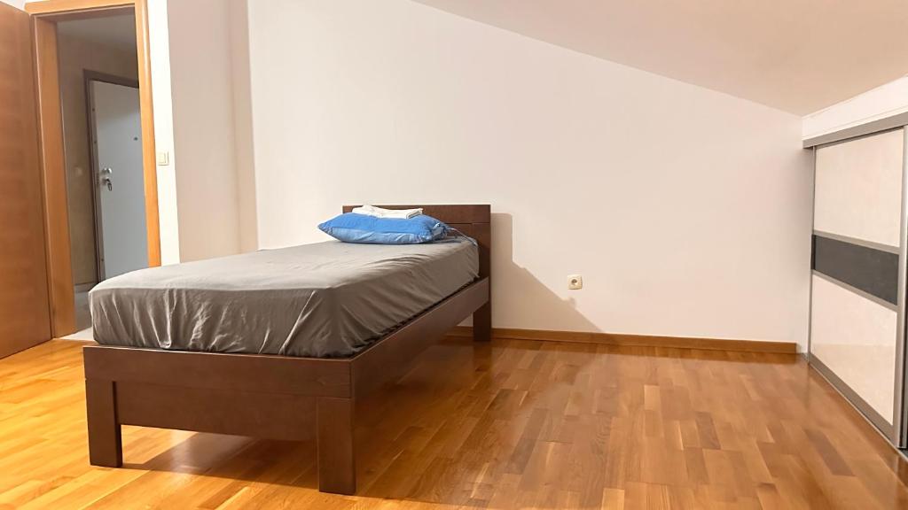 airport low-budget room - 2