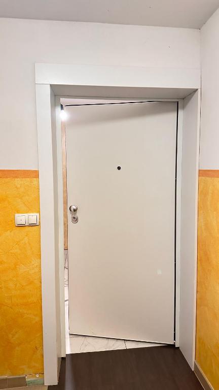 airport low-budget room - 5