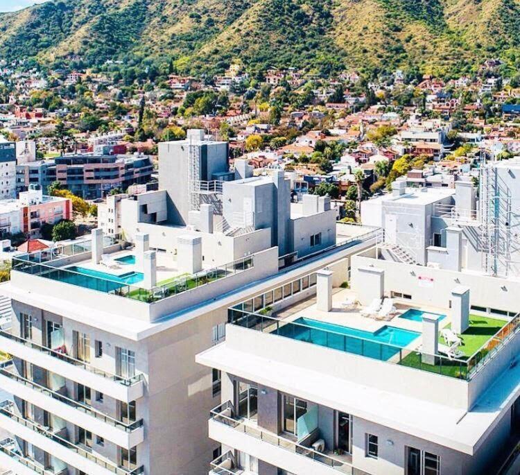 Departamento centrico con cochera para 4 personas con pileta - 2