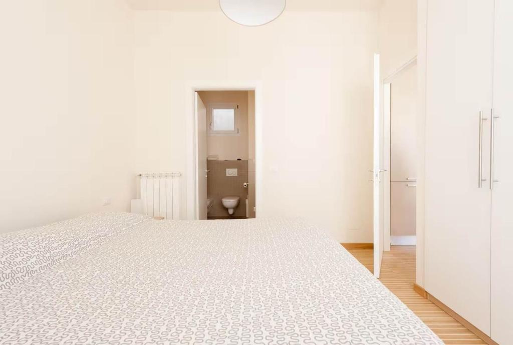 Masaccio Bright Apartment with Balcony & AC - 4