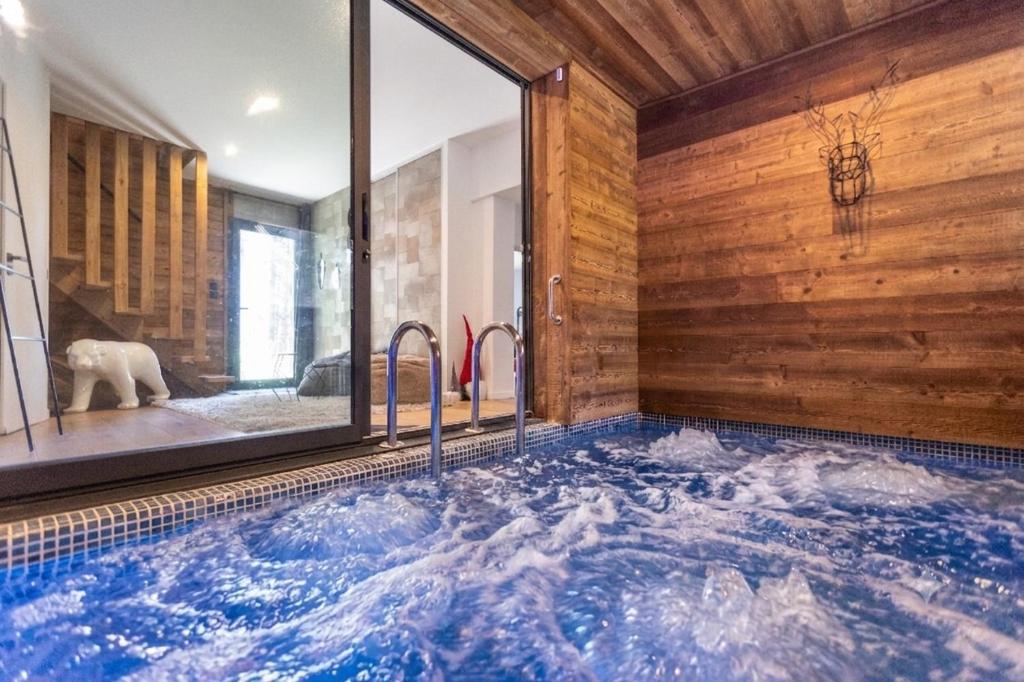 Chalet Luxe spacieux, Piscine chauffée, vue lac et montagnes, proximité immédiate pistes - 2