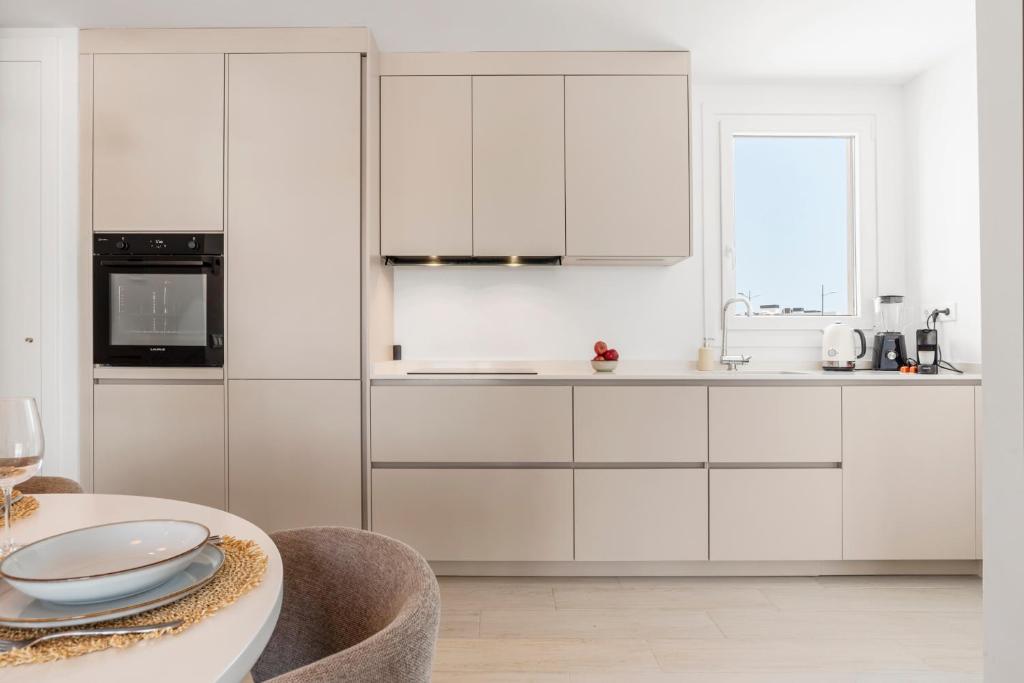 2BR Penthouse with Spacious Terrace - 4