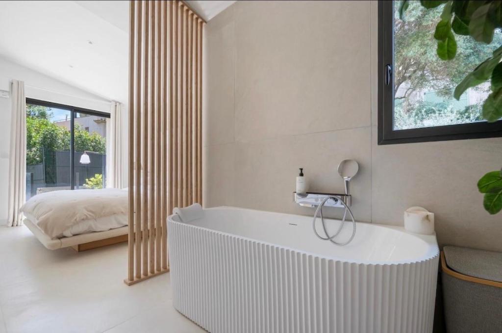 Cap d'Antibes Villa, 6 People, Sea View, Air Conditioning - 2