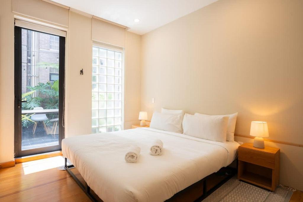 Bright 2BR condo with Stunning Patio in Escandon - 4