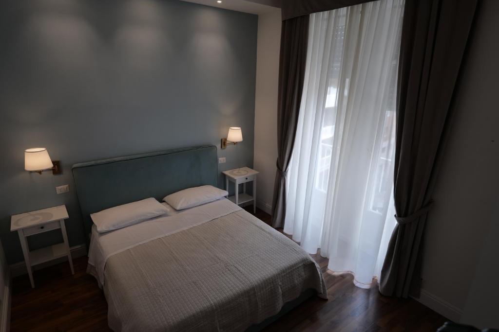 Wake up in Naples City Center 4 Guests - 3