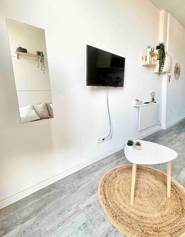 Cozy Bright Downtown Studio with Balcony & Wi-Fi - 1