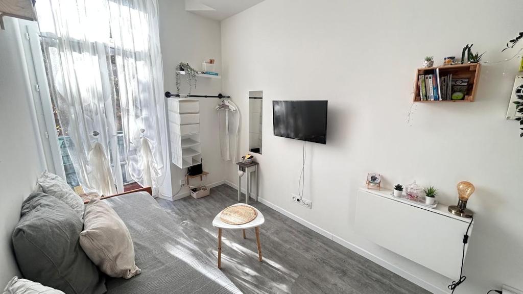 Cozy Bright Downtown Studio with Balcony & Wi-Fi - 2