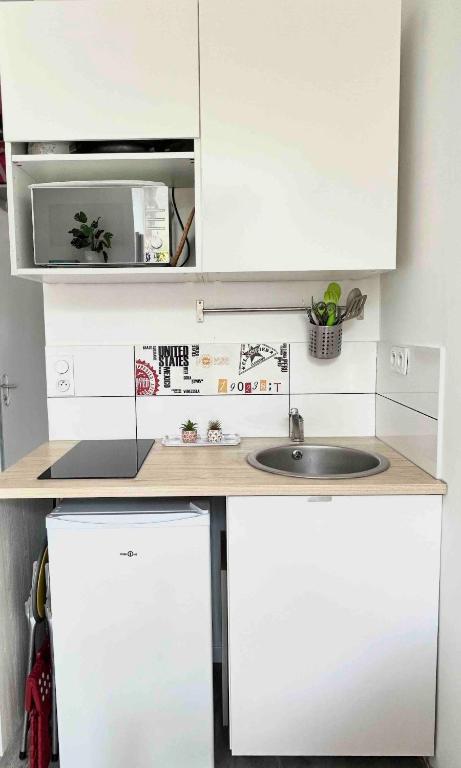 Cozy Bright Downtown Studio with Balcony & Wi-Fi - 3