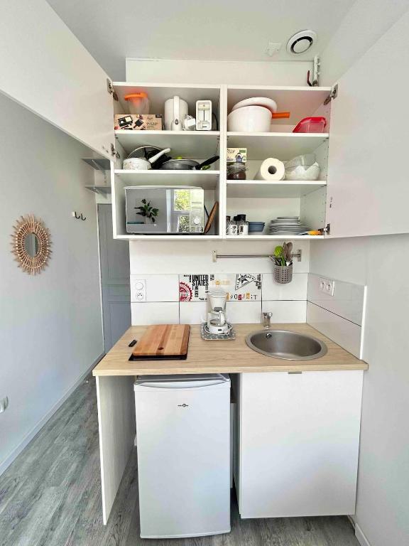 Cozy Bright Downtown Studio with Balcony & Wi-Fi - 4