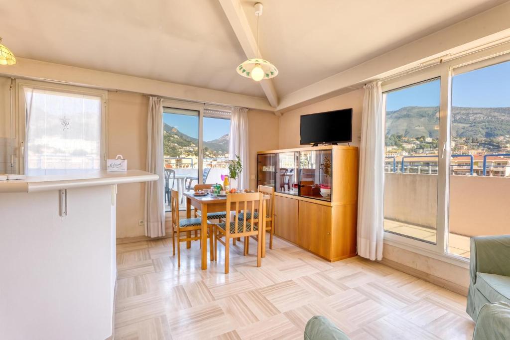 Top Floor Apt Close To The Sea - Happy Rentals - 2