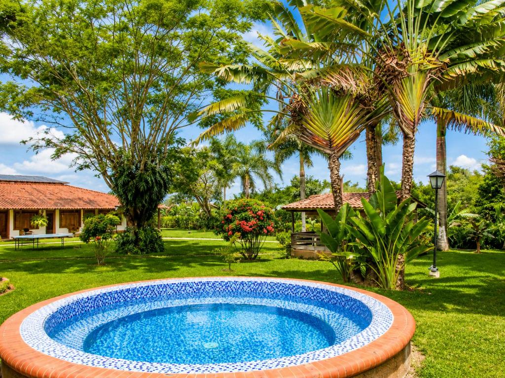 Villa campestre en el Quindío con piscina, bbq, zonas verdes cerca al Parque del Café - 2