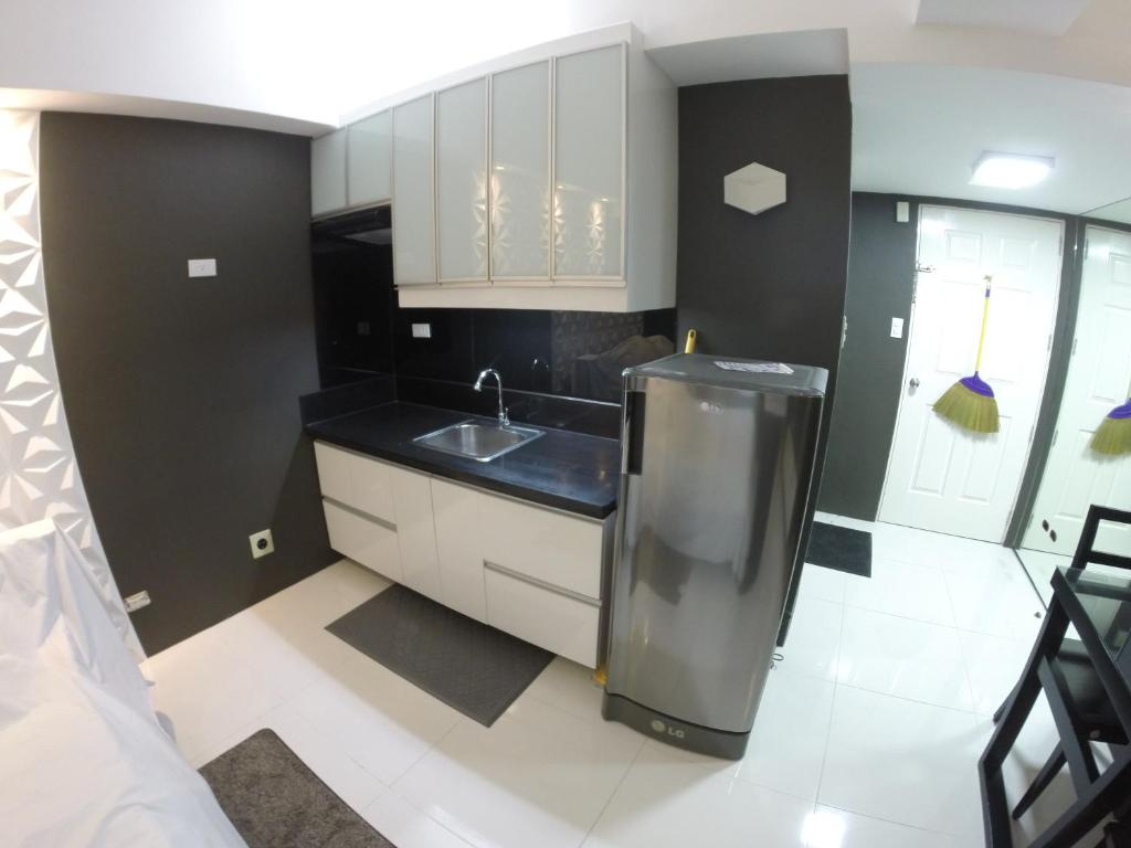 Kitchen, Burgundy Mckinley Place Service Apartment in Manila