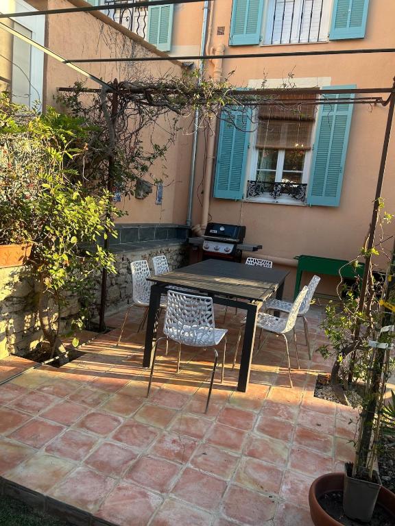 Large 4BR Cannes Villa w Private Garden - 2