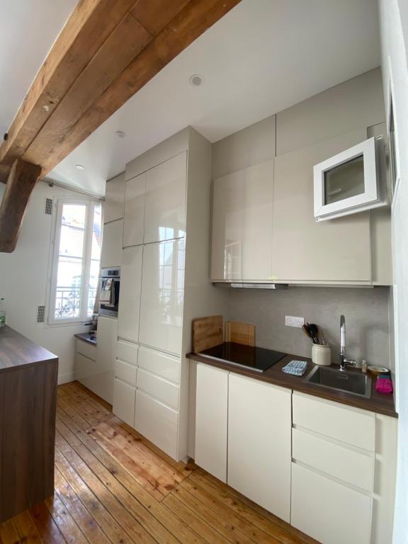 Atypical and charming studio int he heart of Paris - 4