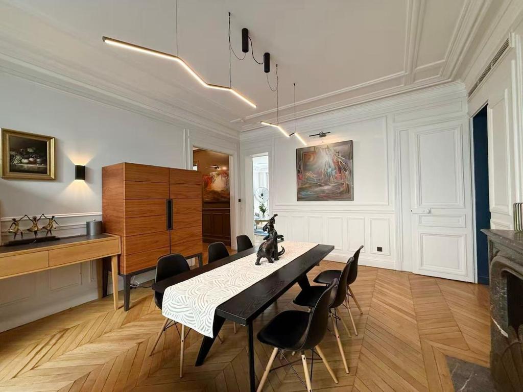 Luxury Haussmannian Apartment - 2
