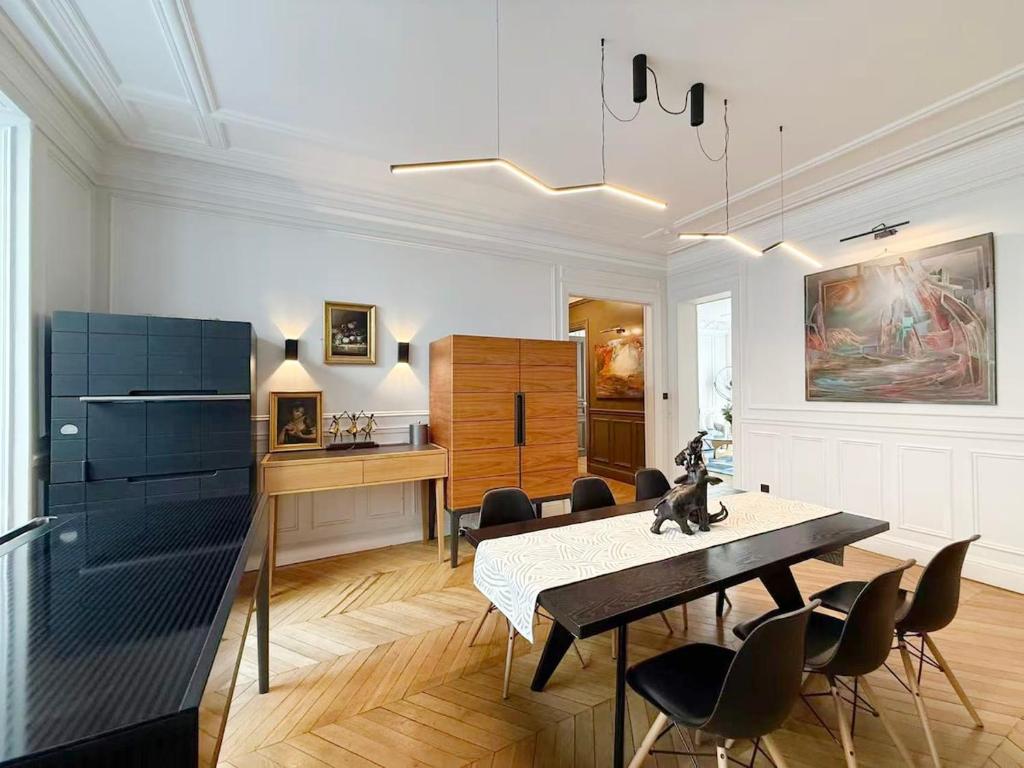 Luxury Haussmannian Apartment - 4