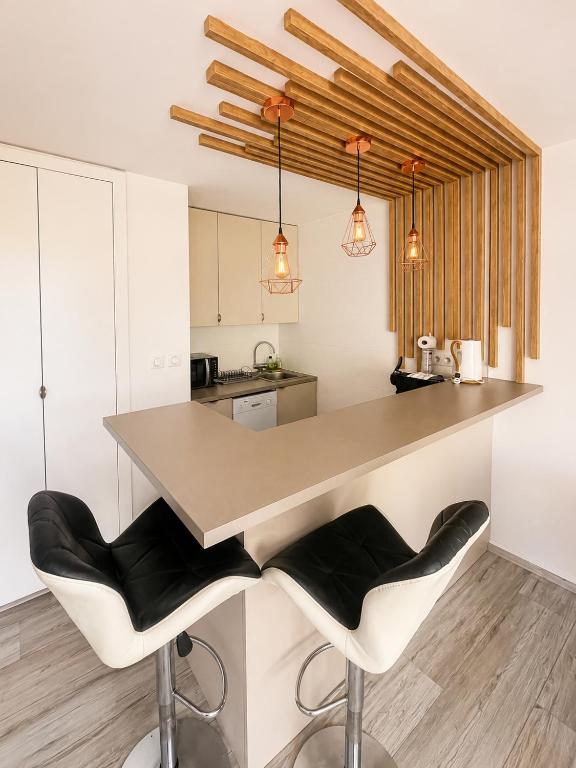 Apt Golfe Juan - 5min des plages - Parking privée - Piscine Rooftop - 4