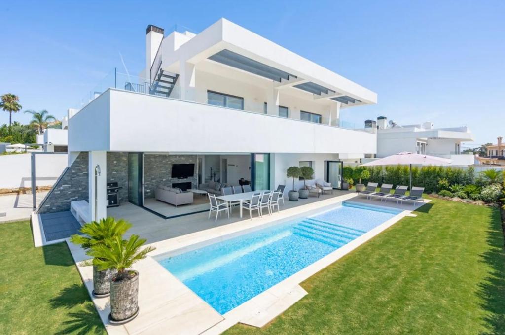 Sunny Villa con piscina - 4