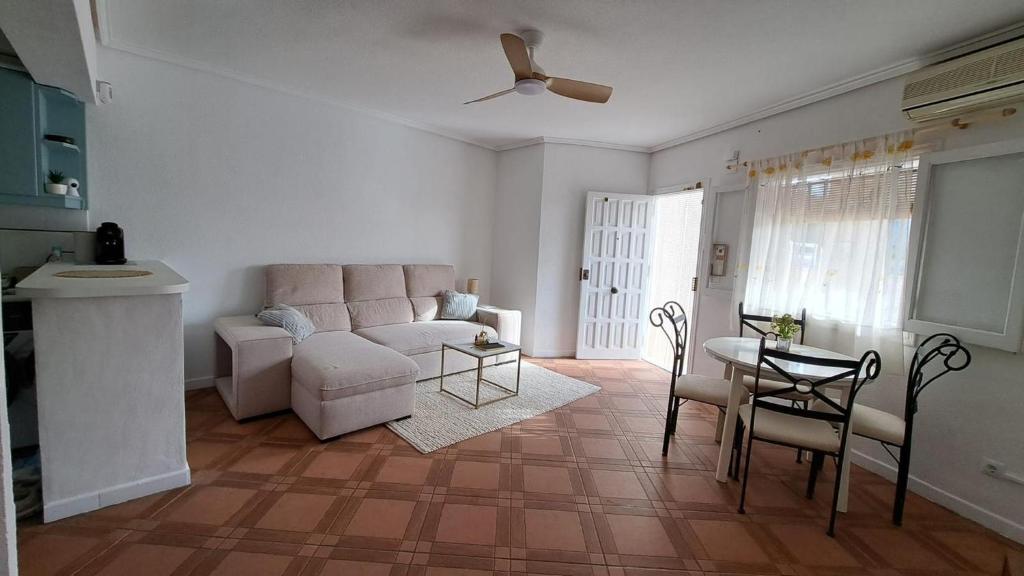 Cozy Apartment in Torrevieja, Within Walking Distance of the Seafront and Amenities - 2