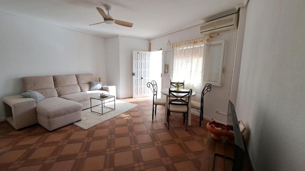 Cozy Apartment in Torrevieja, Within Walking Distance of the Seafront and Amenities - 4