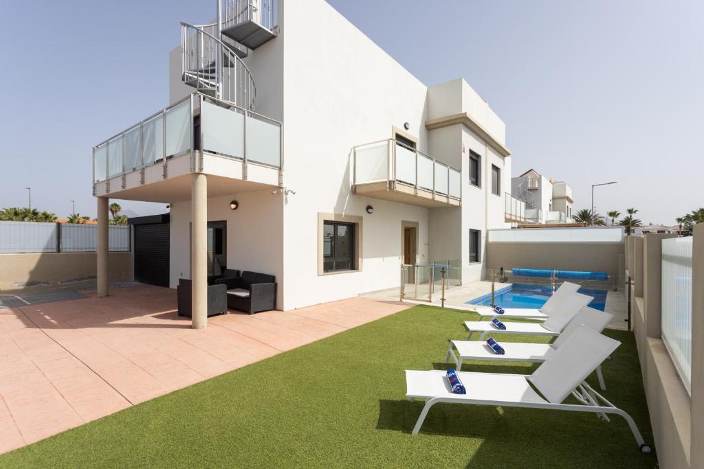Private Luxury Villa with Pool near Golf Course & Marina - 1