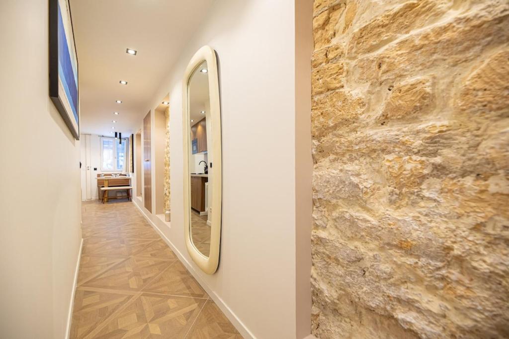 Modern Studio in Central Paris with AC - 2
