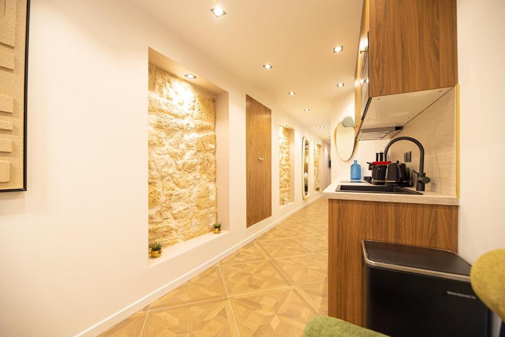 Modern Studio in Central Paris with AC - 4