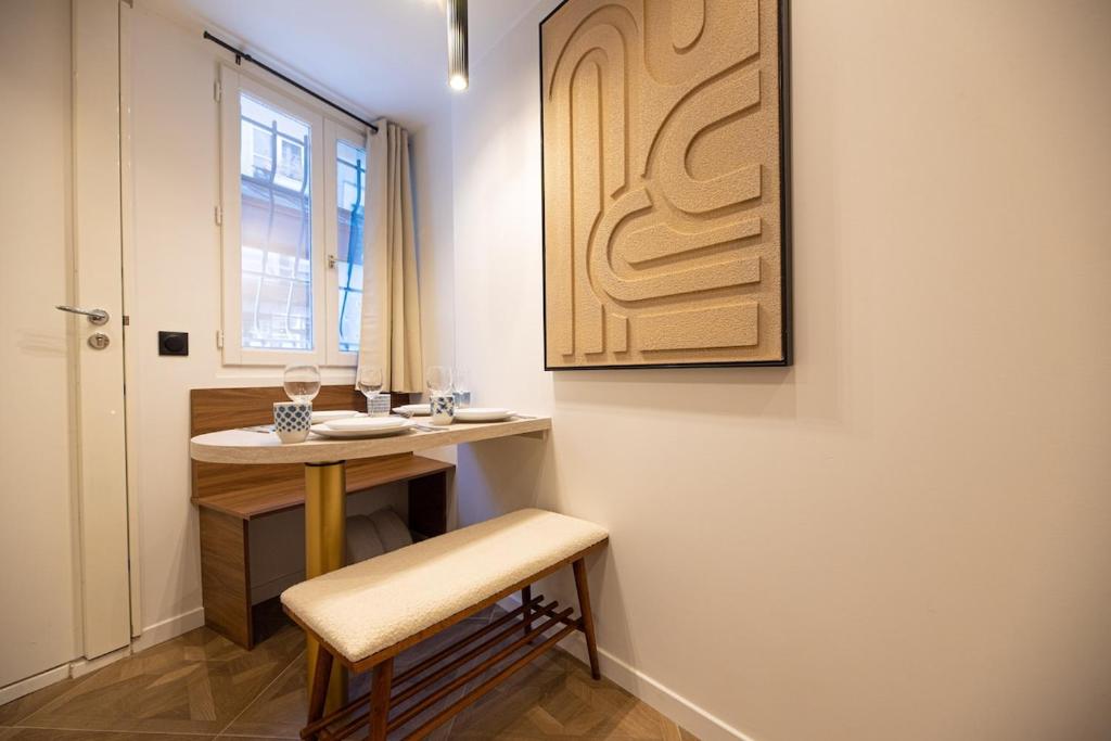 Modern Studio in Central Paris with AC - 5