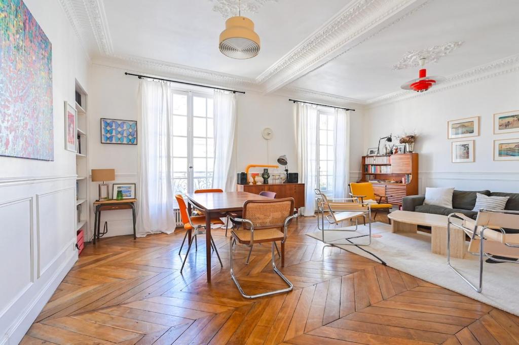Bright Elegant Two-Bedroom - 4