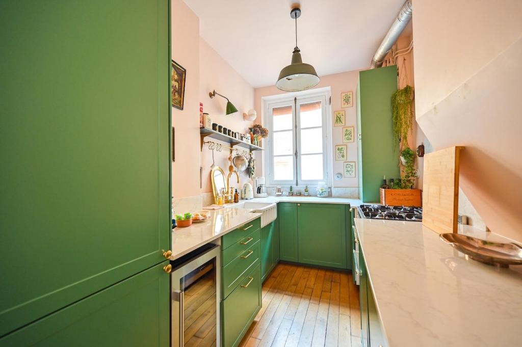 Bright Elegant Two-Bedroom - 5