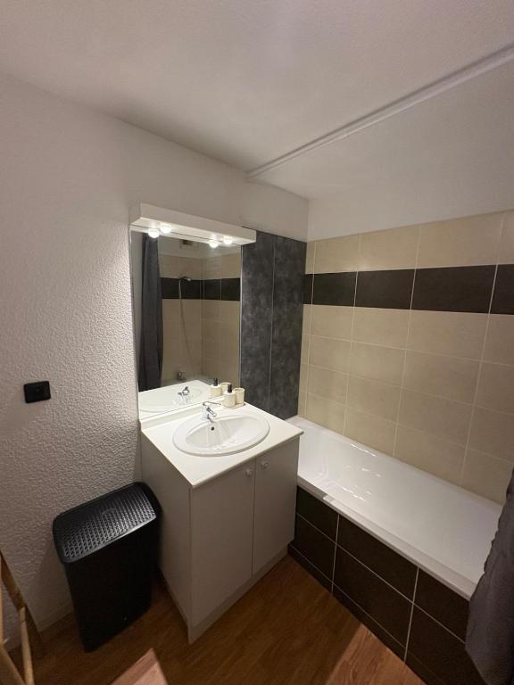 Logement lourdes avec terrasse et parking - 2