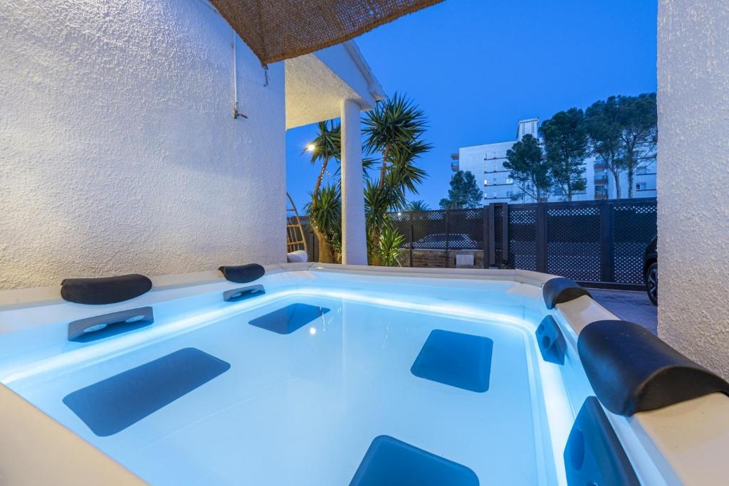 Vacalm Villa Judit - Beachfront Villa with Pool, Spa, BBQ, Fire Pit & Mini Golf - 3