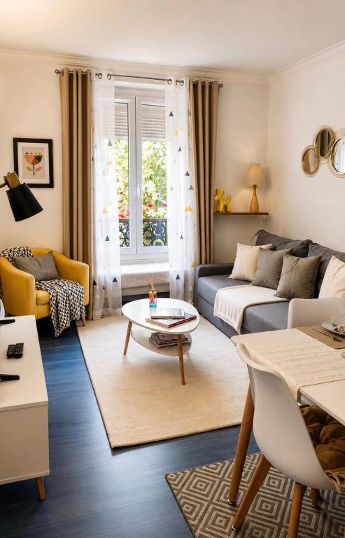 Cozy 2-Bedroom Apartment in Paris near Gare du Nord & Montmartre - 1