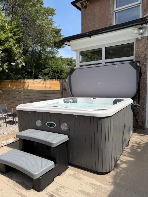 Modern 2 Bedroom Detached Cottage with Hot Tub, Abergele photo 3