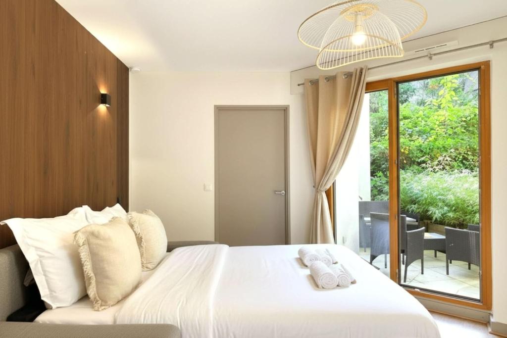 Porte de Versailles studio with terrace - 3