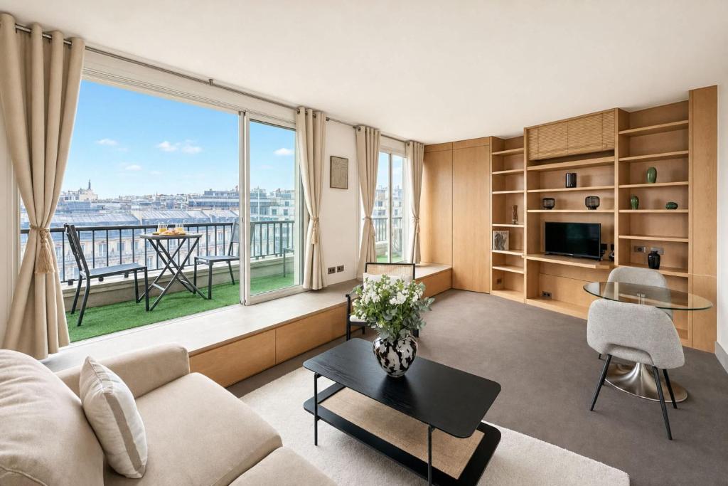 Champs-Elysees studio with balcony & AC - 2