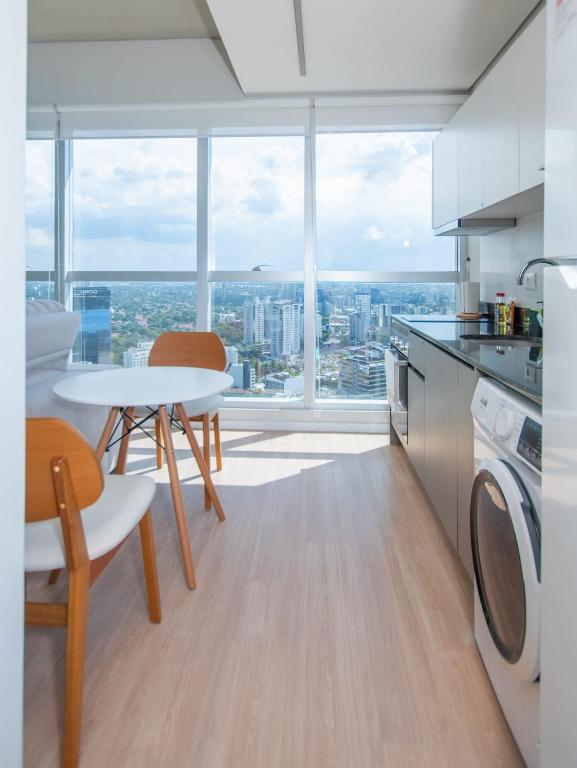 Urban 37th-floor 1BR Escape Petra Tower - 3