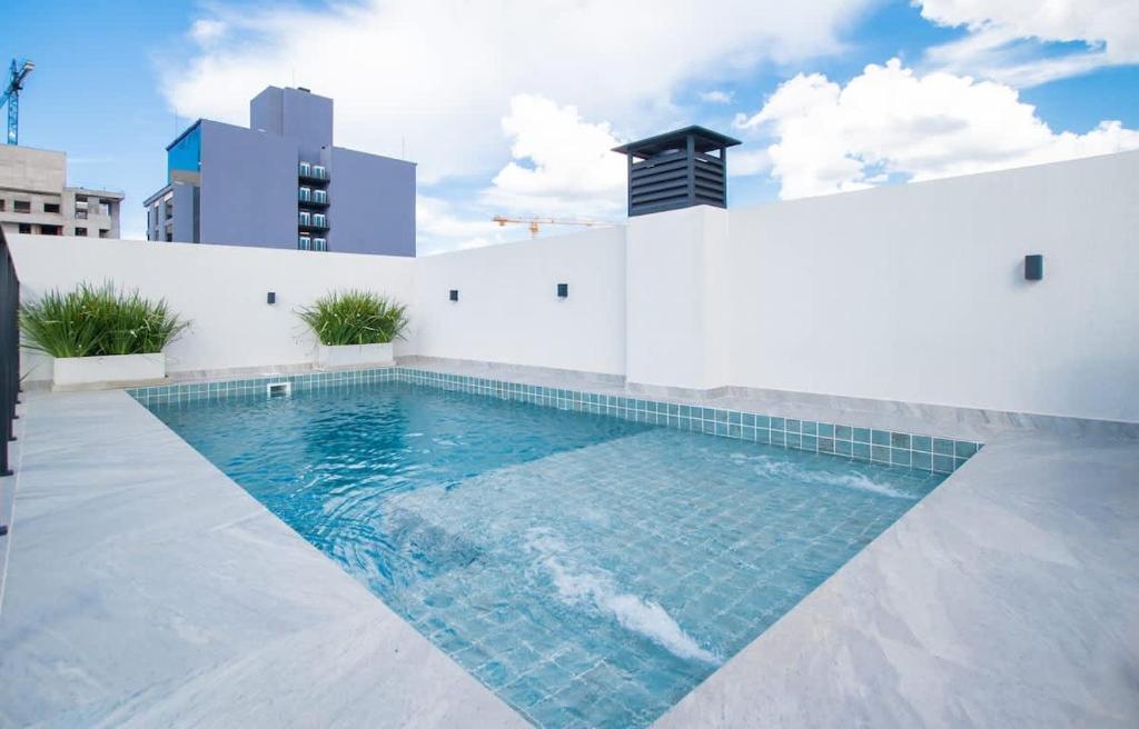 Stylish 1BR King bed Pool Gym BBQ Prime Area - 5