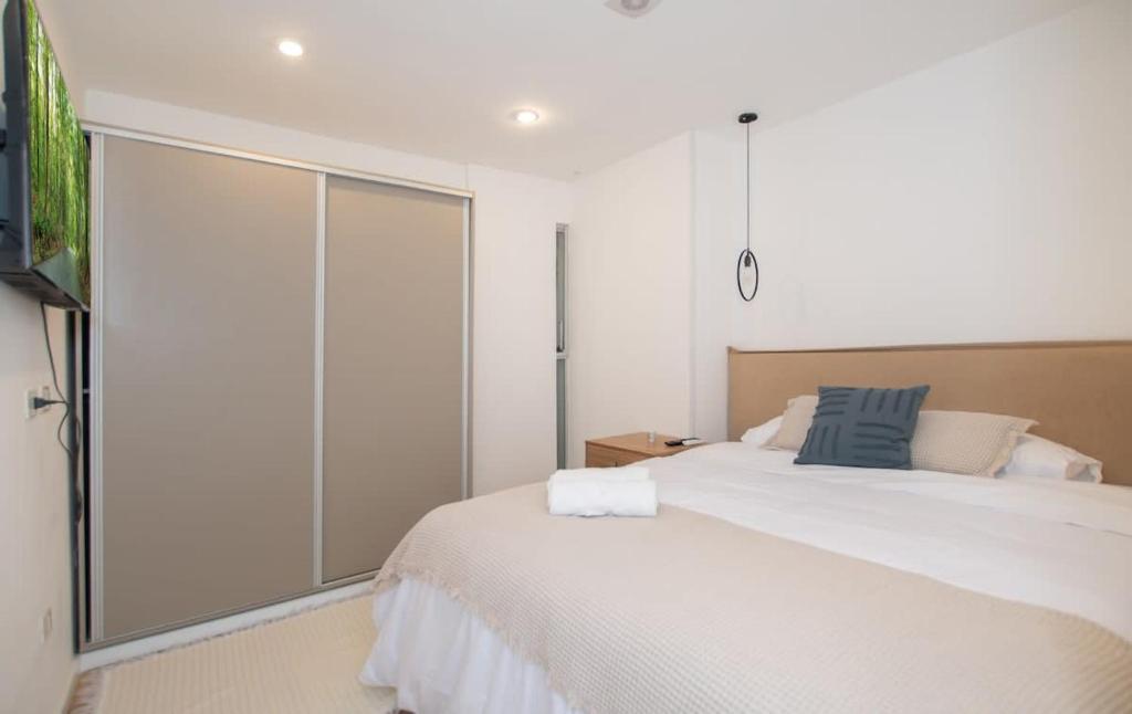 Spacious Haven Workspace & Pool Walk to Malls - 2