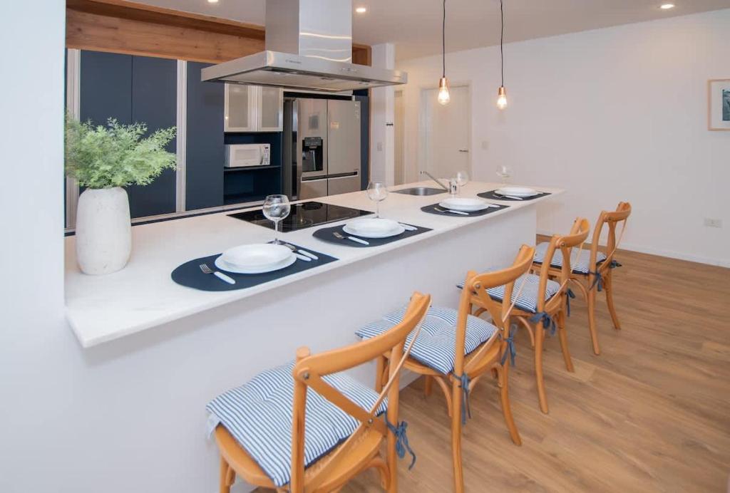 Spacious Haven Workspace & Pool Walk to Malls - 4