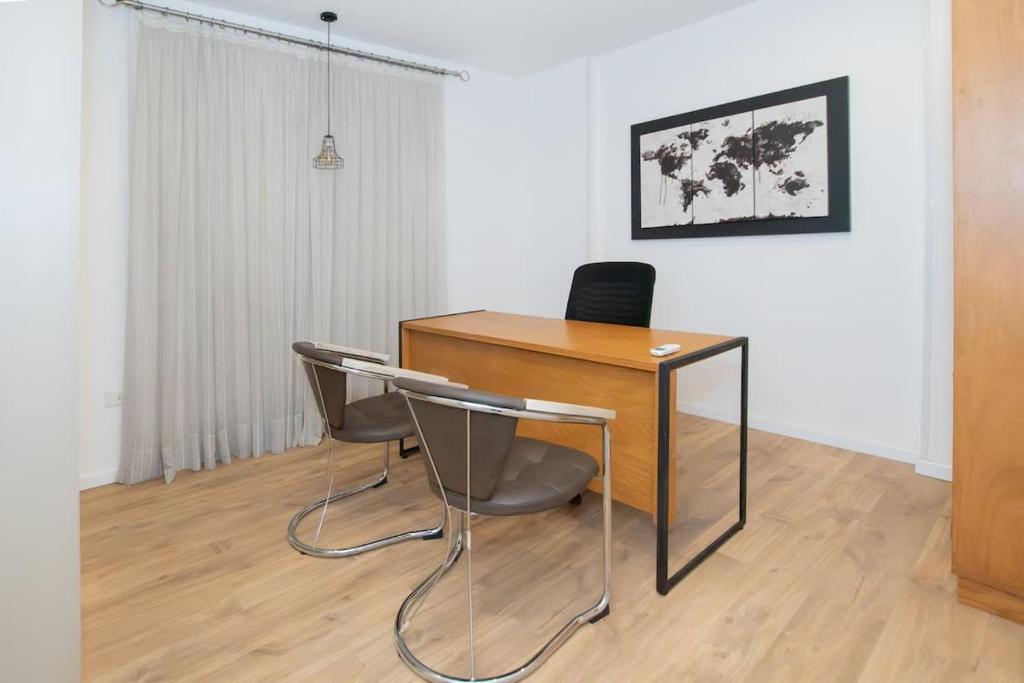Spacious Haven Workspace & Pool Walk to Malls - 5
